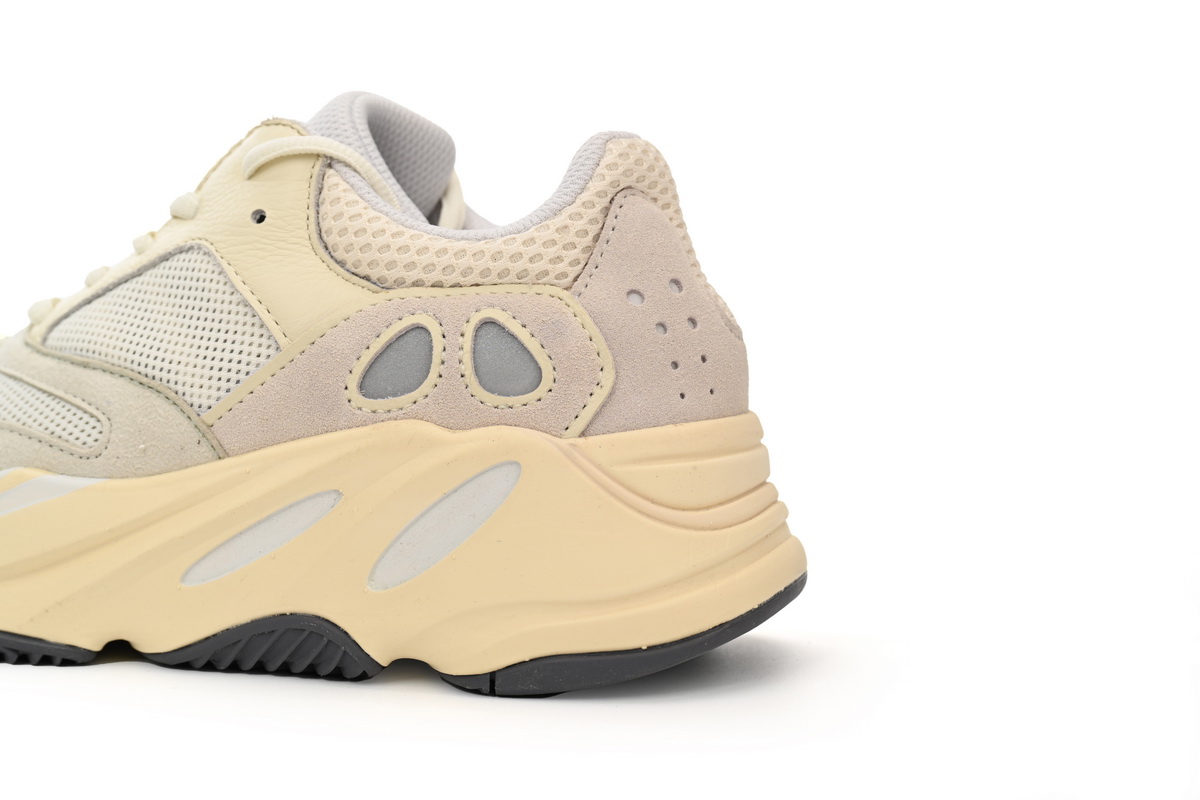 Yeezy Boost 700 Analog